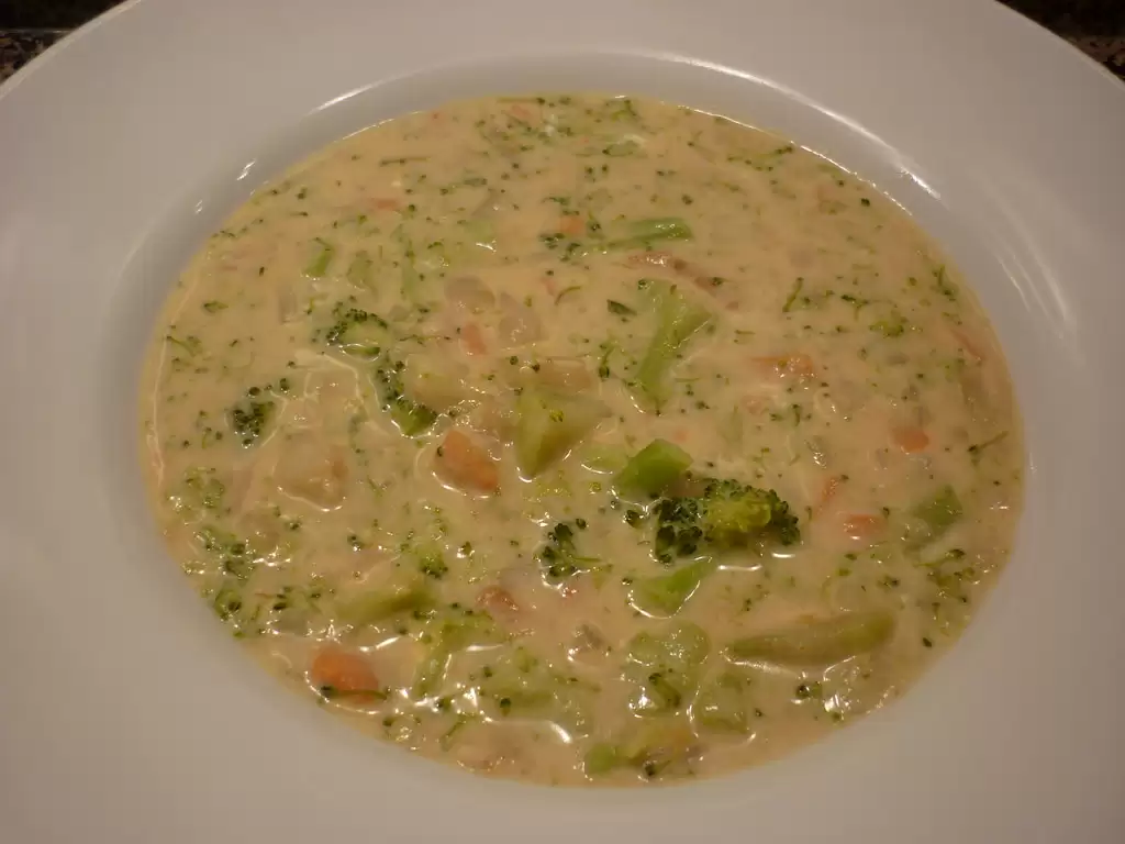 broccoli_cheddar_soup--cc--rooey202.webp