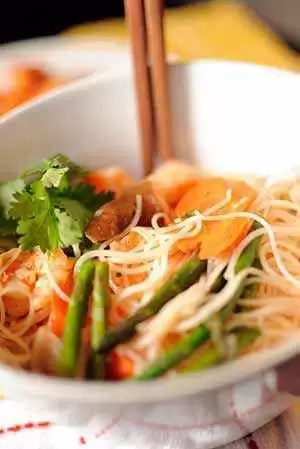 The finished grilled shrimp with rice noodles. Photo: CC--kevandy