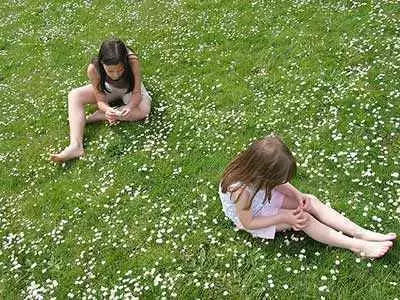Kids picking flowers. Photo: CC-- Peter Schultz