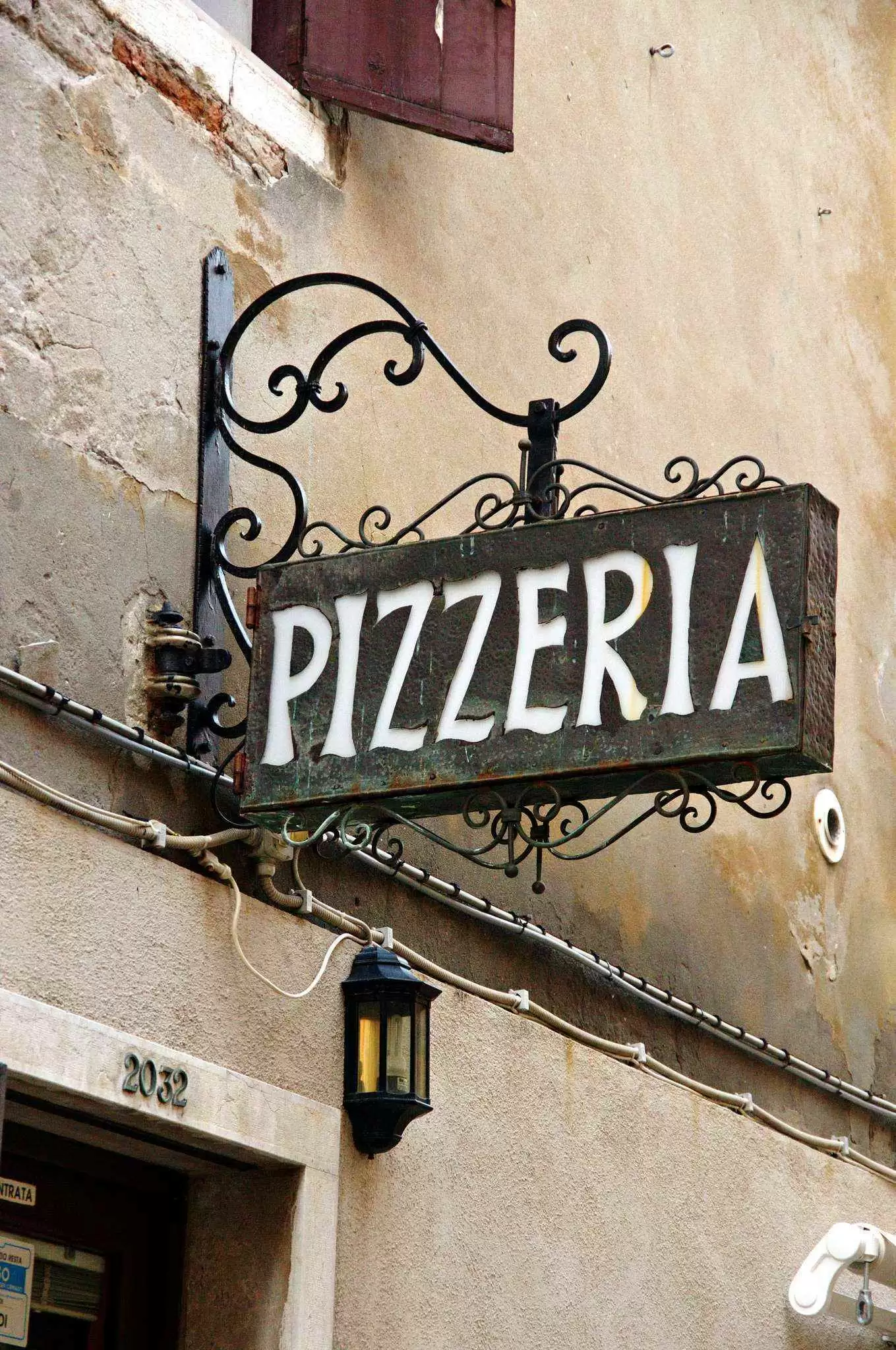 More information about "Pizza Makes Girl Vomit Blood, Parents Sue Restaurant and Hospital"