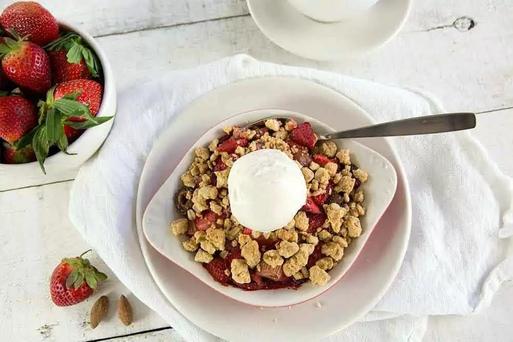 True_Food_Strawberry_Rhubarb_Crisp.webp