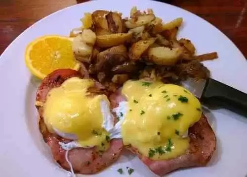 Easy Eggs Benedict Over Hash Browns (Gluten-Free)