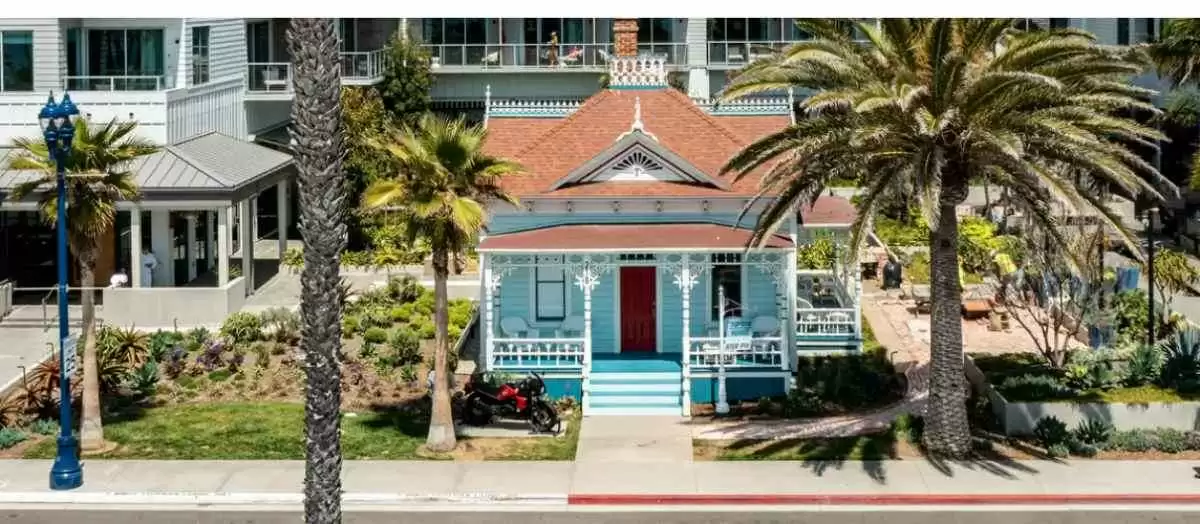 More information about "Original 'Top Gun' House in California Soars in New Role as Gluten-Free Pie Shop"