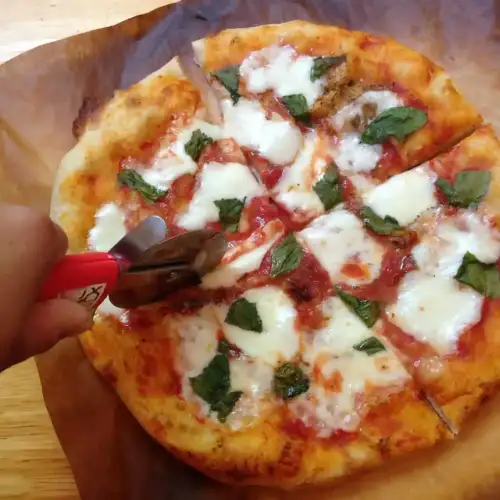 Gluten-Free Margherita Pizza: A Classic Italian Dish Reimagined - Margherita pizza by joyosity is licensed under CC BY 2.0.
