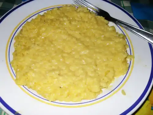 Gluten-Free Risotto alla Milanese: A Taste of Italian Elegance - Risotto alla Milanese by Number55 is licensed under CC BY-SA 3.0.