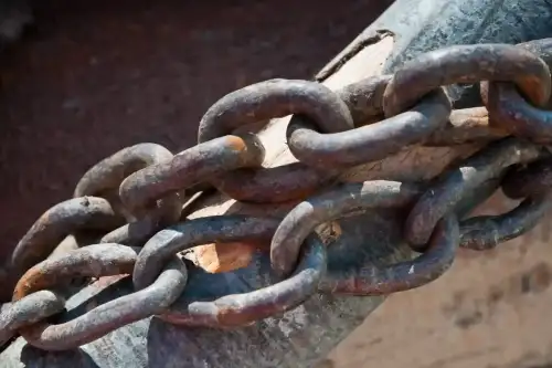 The Link Between Baby Antibiotics and Later Allergies, Autism, and Autoimmune Diseases - Close-up of large rusty chain links by Horia Varlan is licensed under CC BY 2.0.