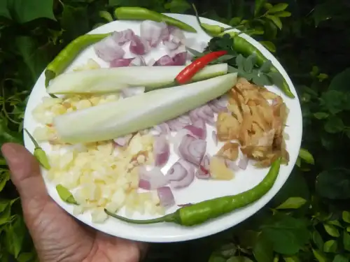 Gluten-Free Tinolang Manok (Filipino Ginger-Chicken Soup) - 679Foods ingredients of Tinolang Manok Bulakeña 04 by Judgefloro is marked with CC0 1.0.