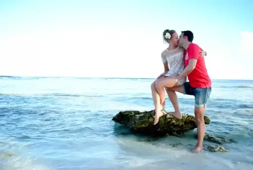 To Kiss or Not to Kiss: The Truth About Gluten Transfer Through a Smooch (+Video) - Kissing by Scinern is licensed under CC BY 2.0.++ Watch the Video ++