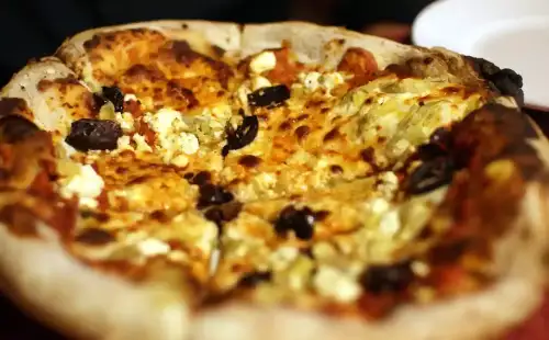 Gluten-Free Chickpea Crust Mediterranean Pizza - Brick-oven Mediterranean pizza by uıɐɾ ʞ ʇɐɯɐs is licensed under CC BY-SA 2.0.