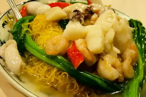 Gluten-Free Lo Mein–Style Noodles - Chinese comfort food by LifeSupercharger is licensed under CC BY 2.0.
